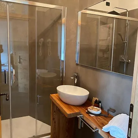 Fra Rose E Mughi 도메게 디 카도레