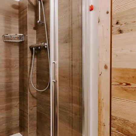 Fra Rose E Mughi 3* 도메게 디 카도레